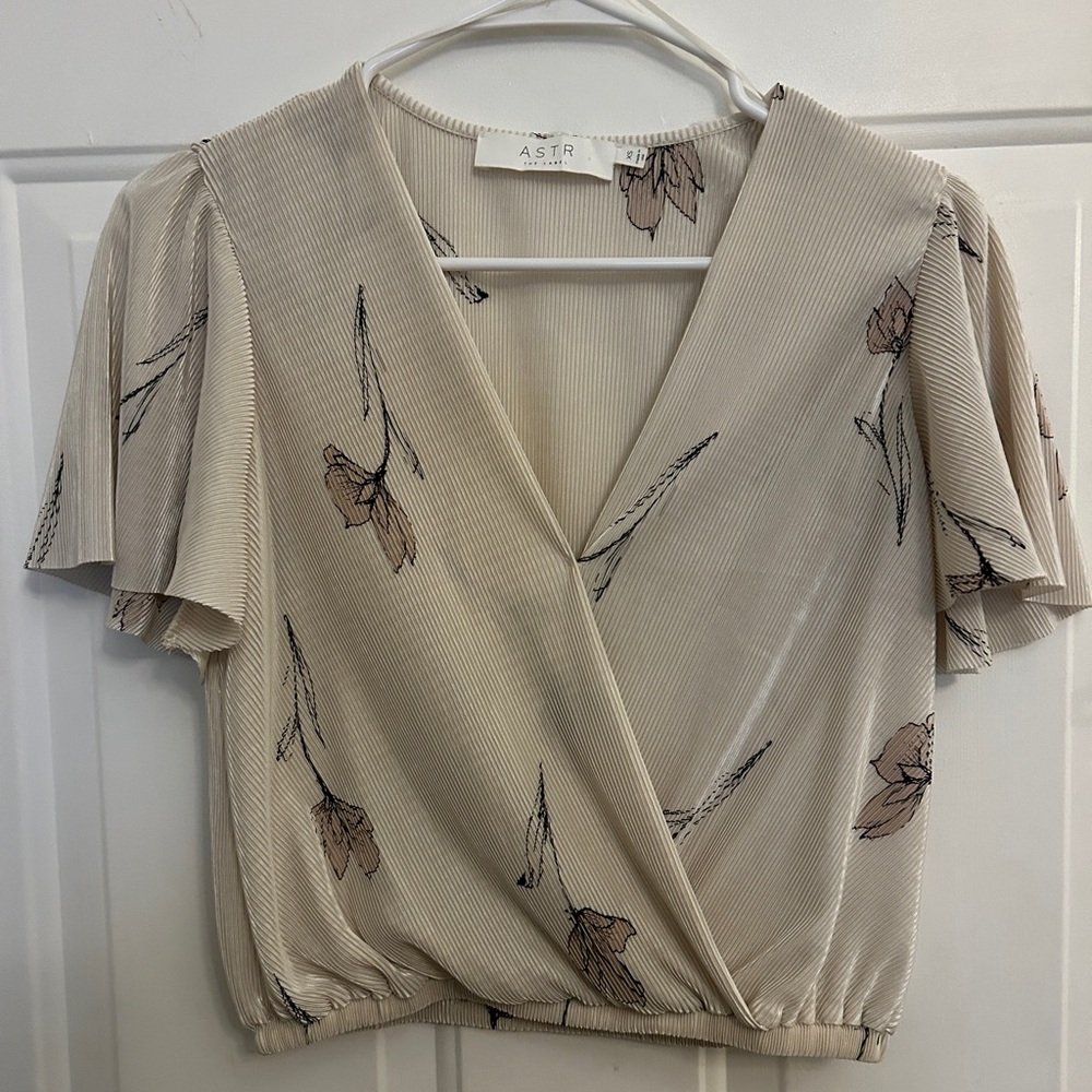 ASTR the Label Cream Floral Short Sleeve Blouse